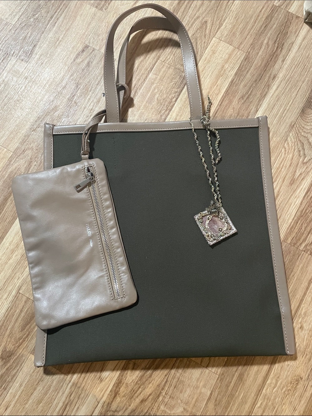 Forest green tote bag with beige leather accents